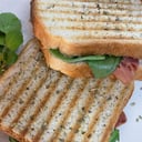 Foto de Serrano, queso crema, tomate y rúcula