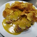 Foto de Carré de Cerdo a la Crema de Mostaza y Miel con Papas Rejillas