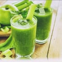 Foto de Refrescante: (Piña, apio, pepino, espinaca y manzana verde)
