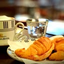 Foto de Café con Leche + 2 Medialunas de Jamón y Queso