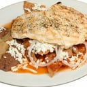 Foto de Chilaquiles con pechuga de pollo asada a la plancha.