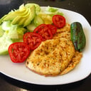 Foto de PECHUGA A LA PLANCHA CON ENSALADA DE PALTA