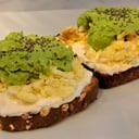 Foto de Tostadas de pan integral con palta, queso crema y huevo revuelto / toast with avocado, cream cheese and scrambled egg