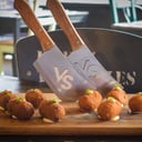 Foto de Croquetas de rabo de toro con lágrima de jugo de carne (4ud) VS Croqueta de merluza y langostino con lágrima de kimchi (4ud)