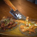 Foto de Brochetas de pollo madrasa con salsa de miel y mostaza (4 und) VS Brochetas de langostino torpedo con salsa sweet chilie