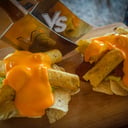 Foto de Nachos de pollo con cilantro y chipotle sobre guacamole VS Nachos de calabacín berenjena y pimientos asados sobre salsa Tex-Mex