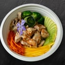 Foto de Poke Bowl primaveral con pollo