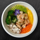 Foto de Poke Bowl primaveral con camarón