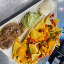 Foto de Nachos con salsa cheddar, Pulled Pork, pico de gallo, guacamole y salsa agria
