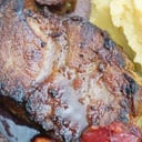 Foto de Bondiola De Cerdo Con Salsa De Ciruelas y Cerveza Negra Con Puré De Papas