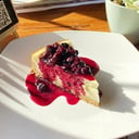 Foto de Cheescake con Salsa de Frutos del Bosque