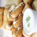 Foto de 6 TEQUEÑOS CON SALSA + 3 MANDOCAS CON QUESO