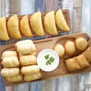 Foto de 12 MINI TEQUEÑOS + 12 MINI PASTELES + 12 MINI EMPANADAS 3 SALSA