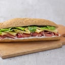 Foto de Baguetín blanco, jamón crudo y queso.