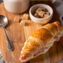 Foto de Croissant c/ jamon cocido y queso (2 unidades)