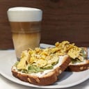 Foto de Cafe grande + tostadas con palta y huevo revuelto  / 360cc coffee with milk with avocado toast with scrambled egg