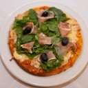 Foto de Pizzeta de jamón crudo y rúcula, olivas,muzzarella/ Ham and mozzarella pizza