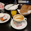 Foto de CAFE CON LECHE CON TOSTADAS, QUESO CREMA Y MERMELADA