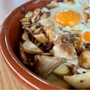 Foto de Huevos rotos con boletus