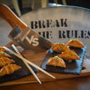 Foto de Gyozas de ravioli japonés de pato con salsa de carne rallada VS Gyozas de ravioli japonés de langostino con salsa kimchi