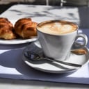 Foto de Café con leche o té con 2 Medialunas+ Vasito de jugo de naranja