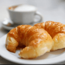 Foto de Cafe con leche con dos medialunas