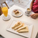 Foto de Jugo de naranja con tostado de jamón y queso