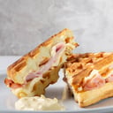 Foto de Gaseosa con un waffle de Jamon y queso 