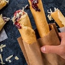 Foto de Queso Bola con Mermelada de Fresa