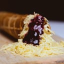 Foto de Queso Bola con Mermelada de Zarzamora