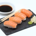 Foto de Nigiri de salmón o surimi 