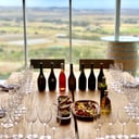 Foto de Tasting completo con la presencia del Enólogo, en la Sala Privada