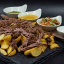 Foto de Mechada de vacuno con papas fritas y vegetales salteados