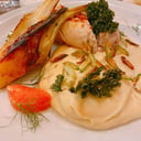 Foto de Pamplona de pollo- espinacas, pasas de uva- puré de berenjenas ahumadas y cuñas de zapallo