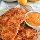 Foto de Milanesa con papines en manteca acompañado con dip de salsa norteña