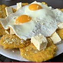 Foto de Patacones con queso y huevo