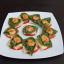 Foto de Ensalada Caprese con camarones al ajillo
