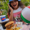 Foto de Mini burger + papa + bebida + helado