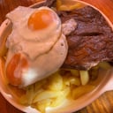 Foto de Biffe a lo pobre (papas fritas , cebolla cara melada y huevo )