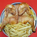 Foto de 1/4 de pollo al horno con salsa portuguesa y papas fritas