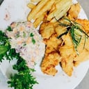 Foto de  pollo frito con papas fritas 