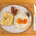 Foto de HUEVOS REVUELTOS o FRITOS , CON PAN Y QUESO + 2 SALCHICAS 