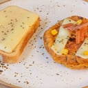 Foto de Huevos Rancheros con pan y queso