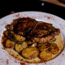Foto de Tbone  con papas salteados y vegetales asados