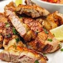 Foto de Crocante de mollejas sobre sobre hojas de estación, papas paille y "alioli" de ajos asados