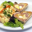 Foto de matambre casero con ensalada rusa