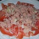 Foto de atún al plato con tomate y cebolla