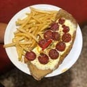 Foto de suprema a la calabresa con papas fritas