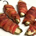 Foto de Chiles jalapeños rellenos con queso envueltos con tocino y arroz (3pza)