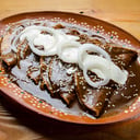 Foto de Enmoladas rellenas con pollo, ajonjolí, crema, queso, frijoles y arroz